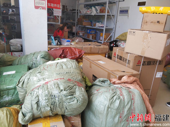 成人主播
旗山小区的一快递点堆满了大件行李。 高媛媛 摄